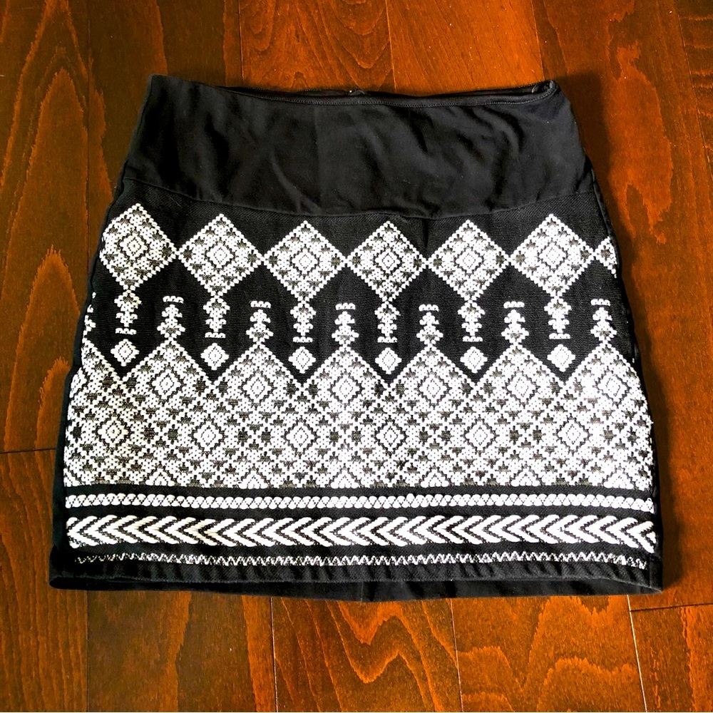 H&M black and white stretchy mini skirt, size S